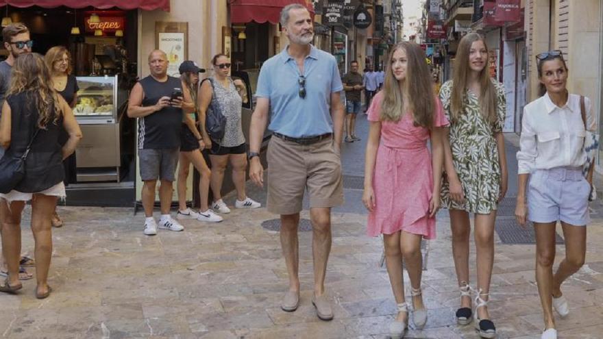 Los Reyes y sus hijas sorprenden a vecinos y turistas dando un paseo por Palma.