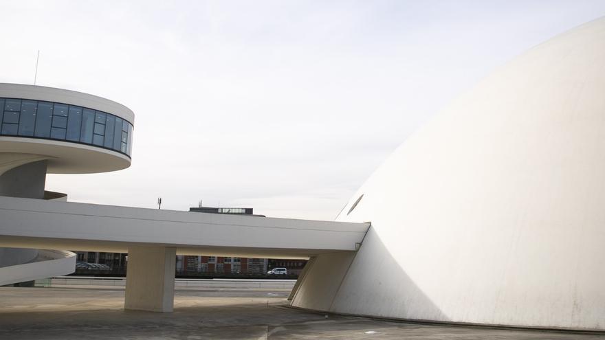 Dalí, bajo la cúpula del Niemeyer