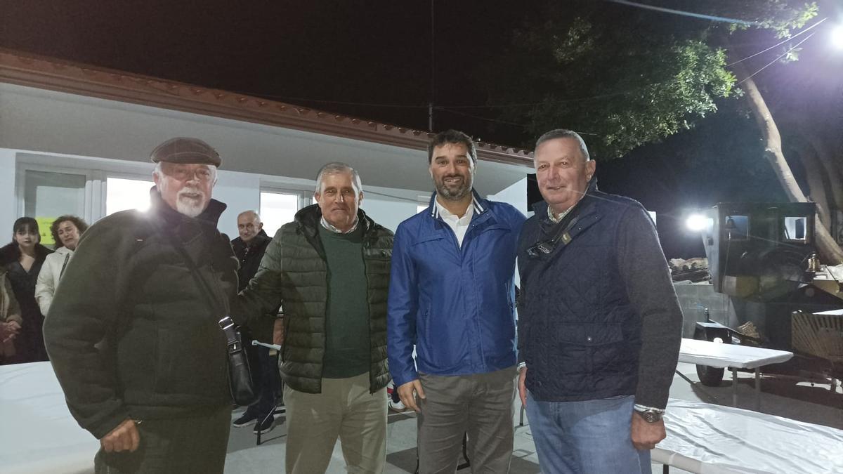 Por la izquierda, el vecino Rufino Álvarez, Carlos Fernández, Óscar Pérez y Adolfo Rodríguez, ante el nuevo centro social en el acto de inauguración.