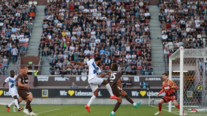 Análisis del St. Pauli-Deportivo: Hidalgo no para de coquetear con los dos delanteros y busca una estructura estable