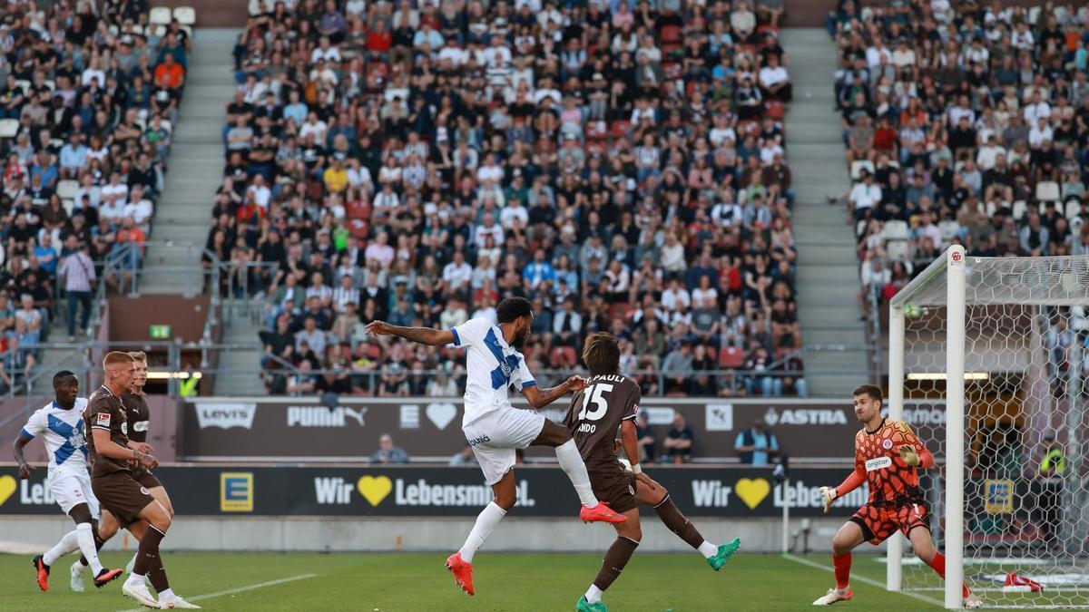 Aubameyang remata en el Sankt Pauli-Deportivo.