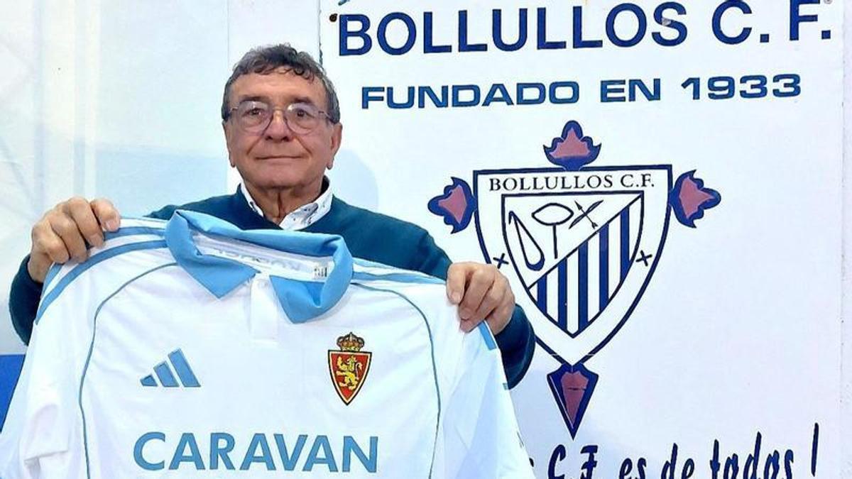 José María Rosado, presidente del Bollullos CF, con la camiseta firmada del Real Zaragoza.