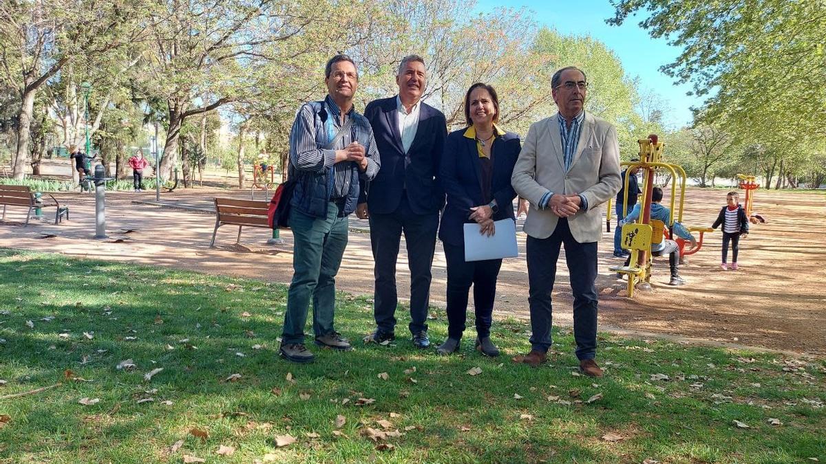Juan Andrés de Gracia, Manuel Torrejimeno, Blanca Torrent y Antonio Álvarez, este lunes en el parque Cruz Conde.