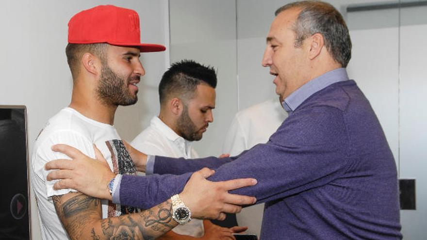 Miguel Ángel Ramírez y Jesé Rodríguez se saludan al final de la temporada pasada.