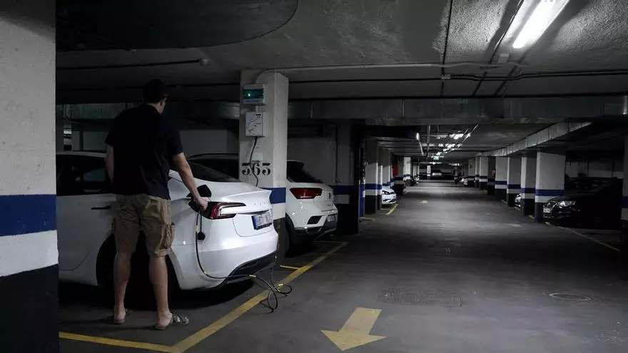 El coche eléctrico aviva las disputas en los garajes comunitarios: cargadores sin permiso y preinstalaciones de hasta 20.000 euros