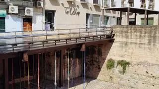 La pasarela apuntalada daña aún más al deficitario Mercat Municipal d’Alzira