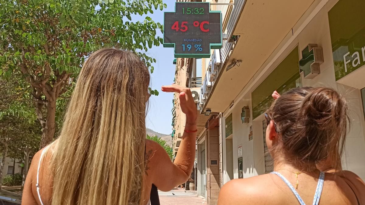 Un termómetro marcando una elevada temperatura
