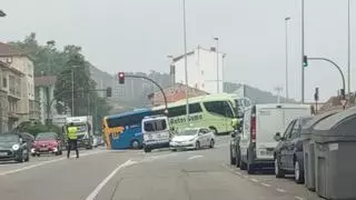 Ver para creer: un bus queda atascado en una curva en Avilés y tapona una de las principales arterias de la ciudad