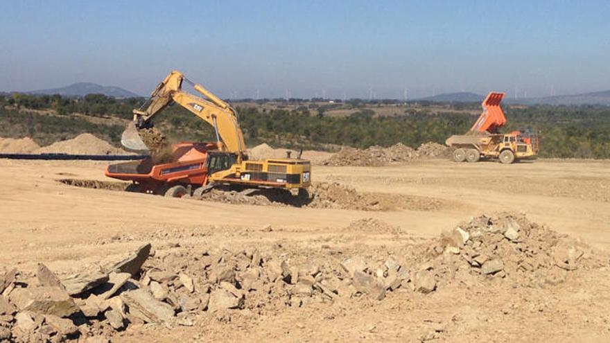 Algunos de los equipos recientemente adquiridos trabjando en El Cerro de Andévalo (Huelva).