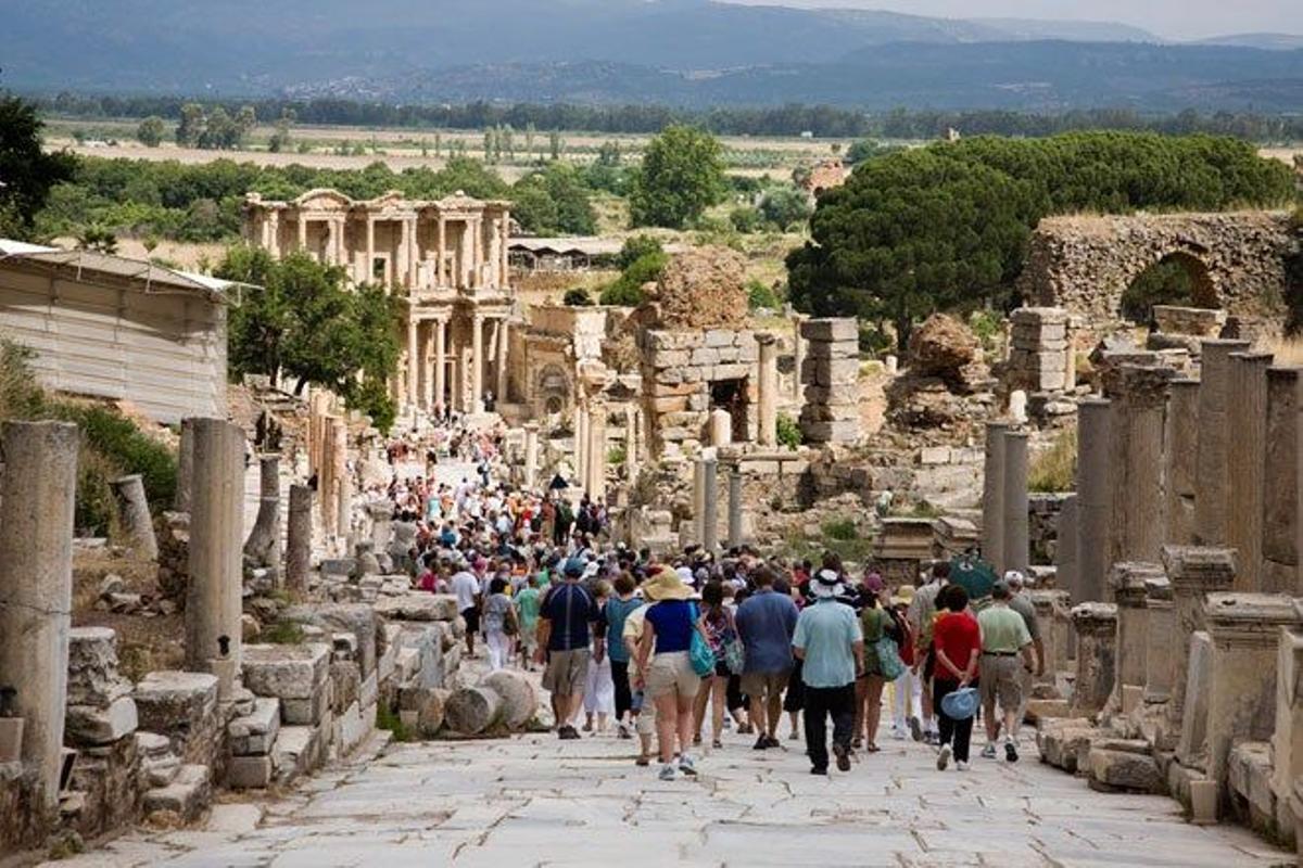 Miles de turistas se acercan a Éfeso