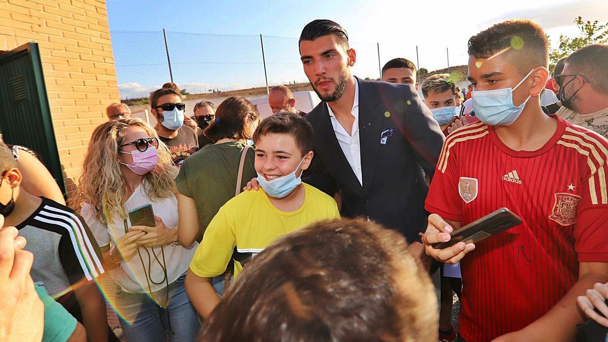 Rafa Mir posa con varios aficionados durante el homenaje que recibió ayer  en Javalí Nuevo. | JUAN CARLOS CAVAL