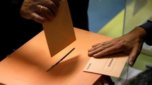 Un ciudadano deposita su voto en una urna.