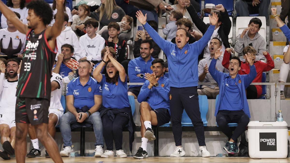 'La Batalla dels Gegants de Son Moix': risas, fallos y diversión entre los jugadores del Mallorca y del Fibwi Palma