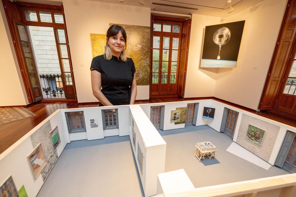 Alba Ruiz Lafuente posa ante la maqueta que ha realizado ex profeso para la exposición en la Llotja del Cànem.