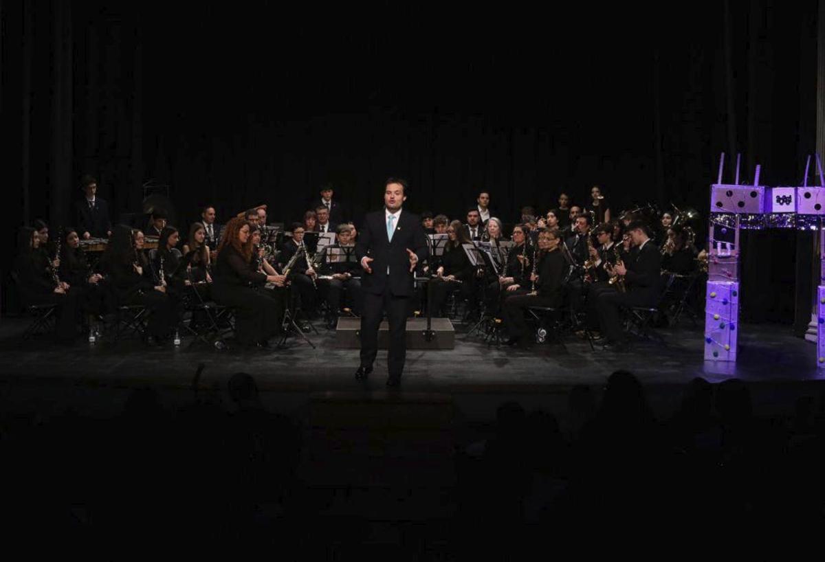 El director de la Banda de Zamora da la bienvenida al espectáculo. | ALBA PRIETO