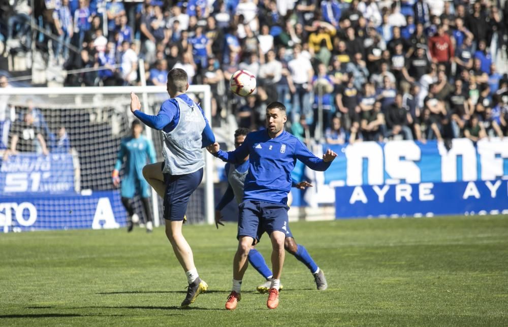 Los oviedistas apoyana a su equipo antes del derbi