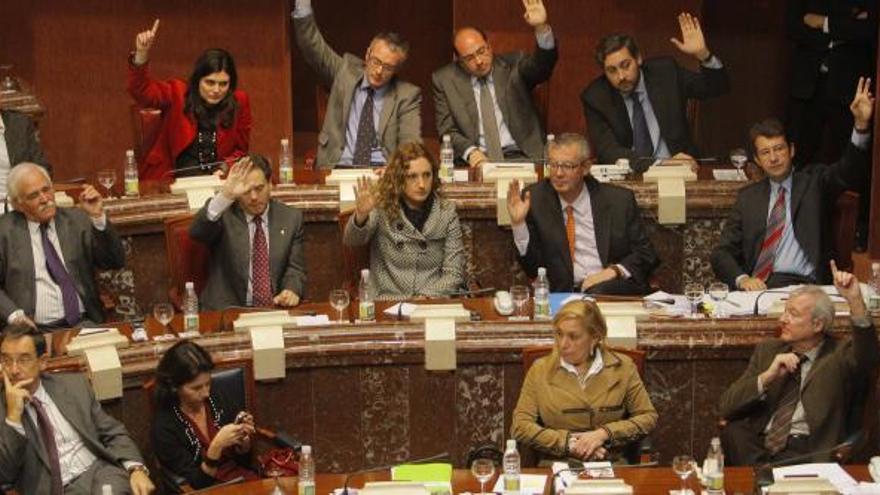 El presidente Valcárcel y los diputados del PP votan la ley en presencia de los consejeros de su gobierno (en la primera fila) que, al no ser parlamentarios regionales, no tienen derecho a voto.