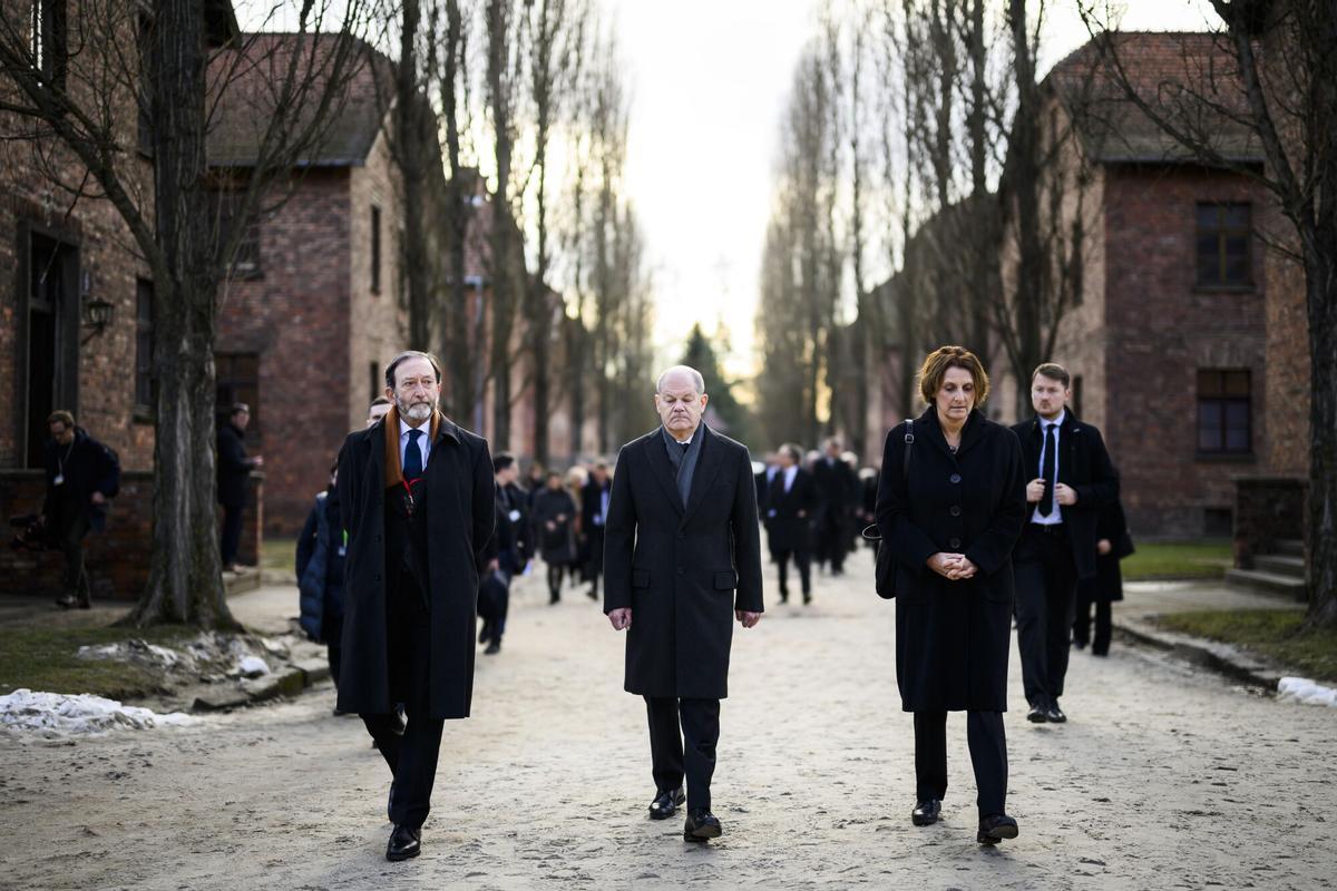 Auschwitz (Poland), 27/01/2025.- A handout photo made available by the German Government Press Office showing German Chancellor Olaf Scholz (C) and his wife Britta Ernst (R) visiting the former Nazi concentration camp Auschwitz-Birkenau, Poland, on the 80th anniversary of the liberation of the camp 27 January 2025. (Polonia) EFE/EPA/Marvin Gungor HANDOUT HANDOUT EDITORIAL USE ONLY/NO SALESHANDOUT EDITORIAL USE ONLY/NO SALES. HANDOUT EDITORIAL USE ONLY/NO SALESHANDOUT EDITORIAL USE ONLY/N