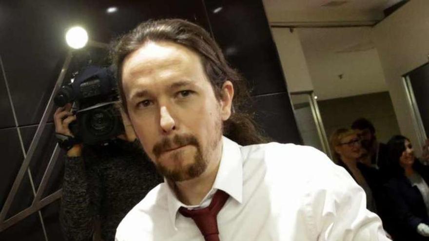 Pablo Iglesias, con la propuesta presentada ayer. // Efe