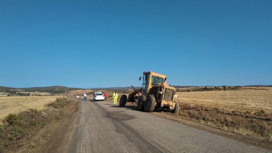 Inicio de las obras, ayer, en el camino que une Muga con Losacio.