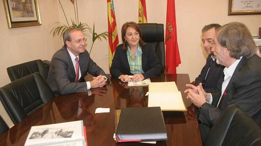 El presidente  y el director general de IFA, con la alcaldesa y el concejal de Cultura, ayer