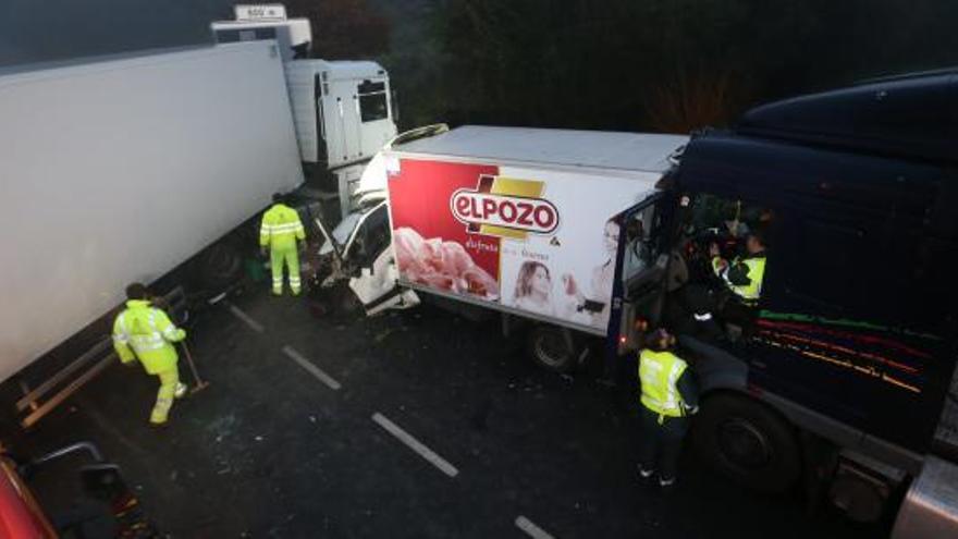 Un camión de ElPozo choca con otro y deja tres heridos