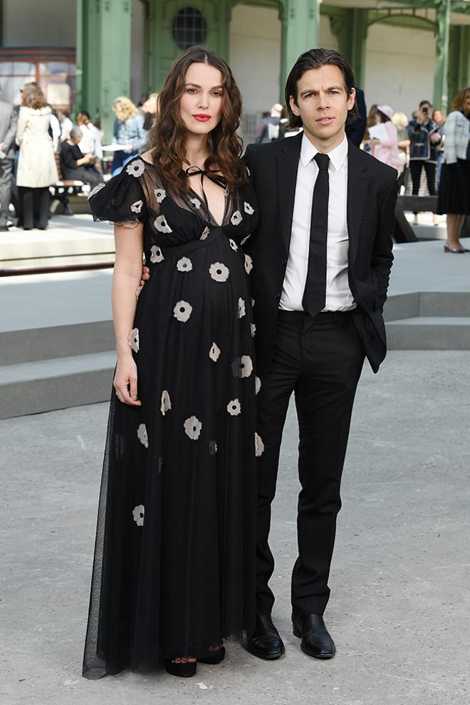 Keira Knightley y James Righton en la presentación de la colección crucero 2020 de Chanel