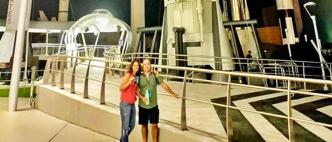 Noemí  Pinilla-Alonso y su marido, José Carlos Acuña, ayer en el jardín de cohetes del Centro Espacial Kennedy, en Florida (EE UU), desde donde salió “Lucy”. | LNE/ L. MURIAS