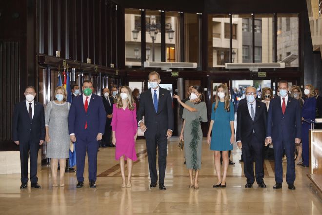 Así ha sido la llegada de los Reyes y sus hijas al Auditorio Príncipe Felipe de Oviedo