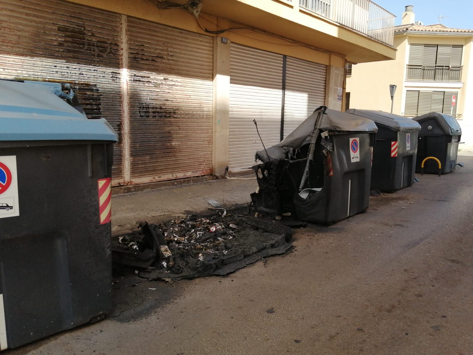 Un nuevo incendio de contenedores en es Vivero causa daños en casas y coches