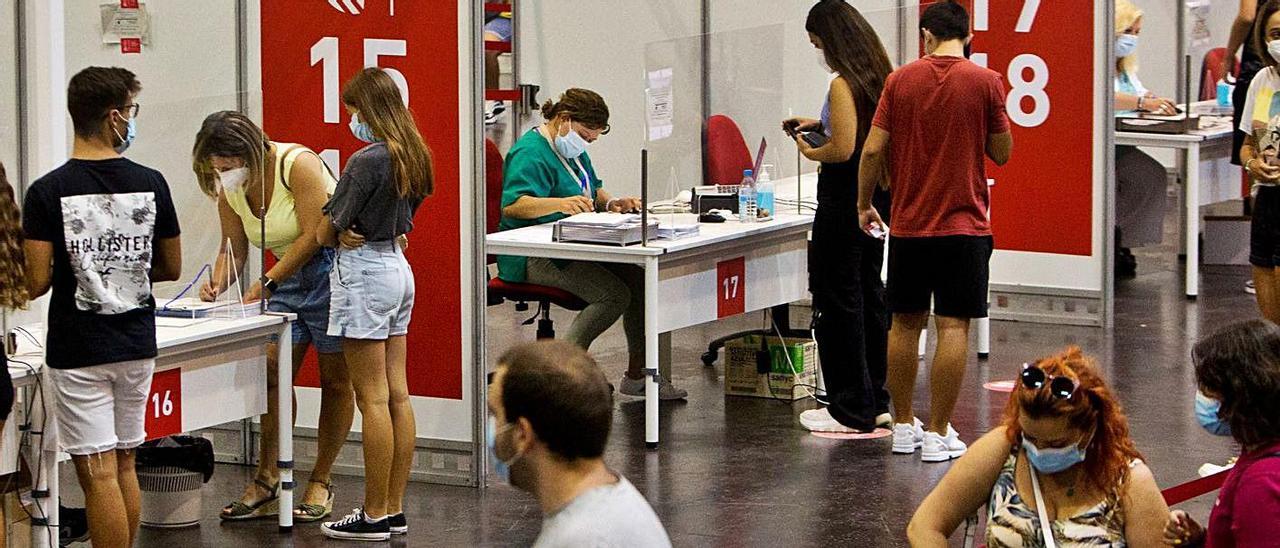 Vacunación frente al coronavirus en las instalaciones de Ciudad de la Luz. |