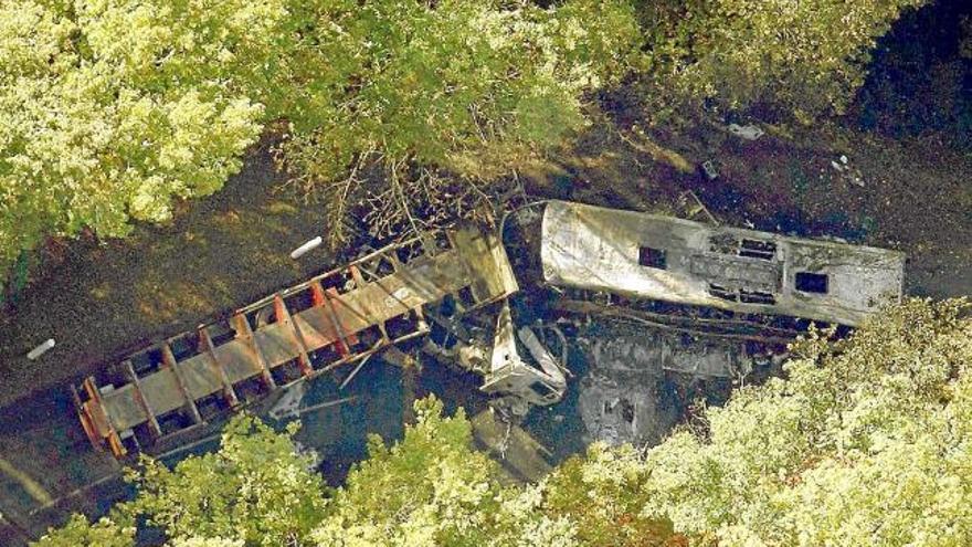 Estat en què van quedar l&#039;autocar i el camió implicats en el sinistre