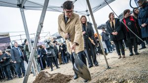 El president de la Generalitat, Salvador Illa, en el acto de colocación de la primera piedra de una promoción de viviendas de protección oficial en régimen de alquiler asequible en Sant Pere de Ribes.