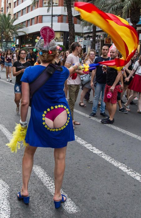 Alicante ondea la bandera del Orgullo LGTBI