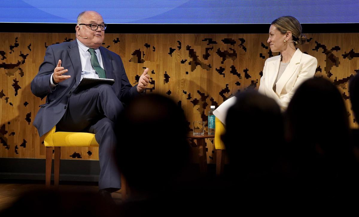 Sergi Loughney, director de Relaciones Institucionales y Comunicación de Fundación La Caixa, y la periodista y presentadora del acto, Silvia Tomás