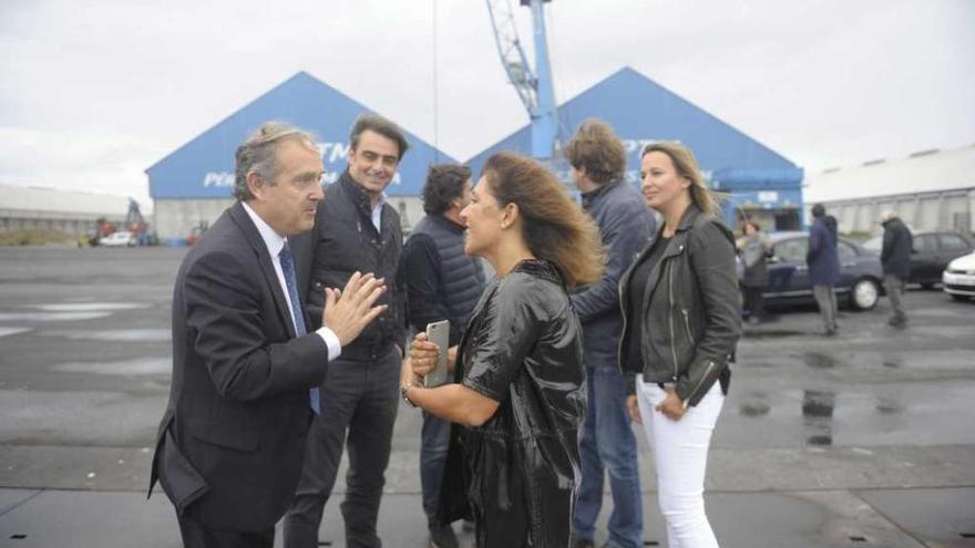 El presidente del Puerto, Enrique Losada, con la conselleira Beatriz Mato, ayer, en Langosteira.