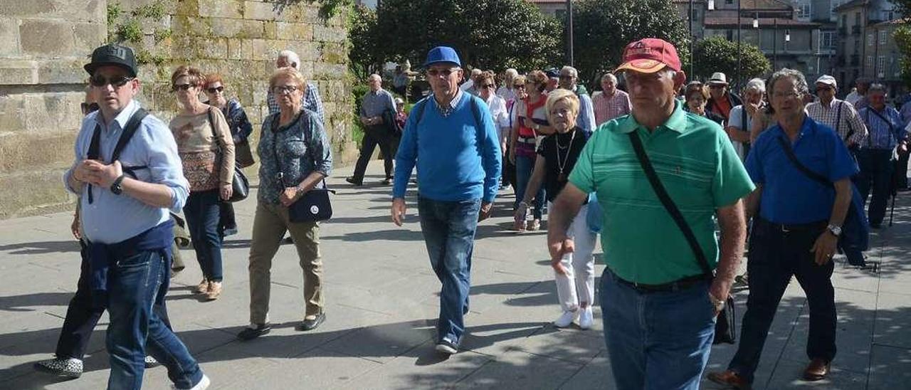 Un grupo de turistas pasea por las inmediaciones de A Ferrería. // Rafa Vázquez