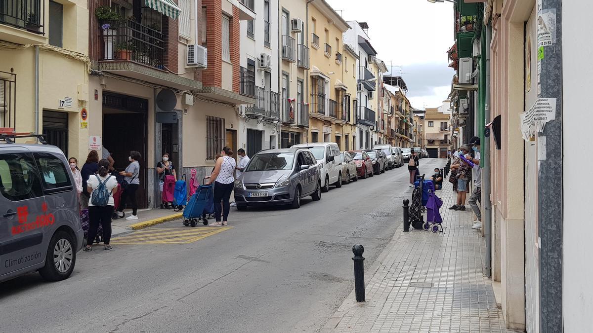 Reparto de alimentos en el local de Cáritas.