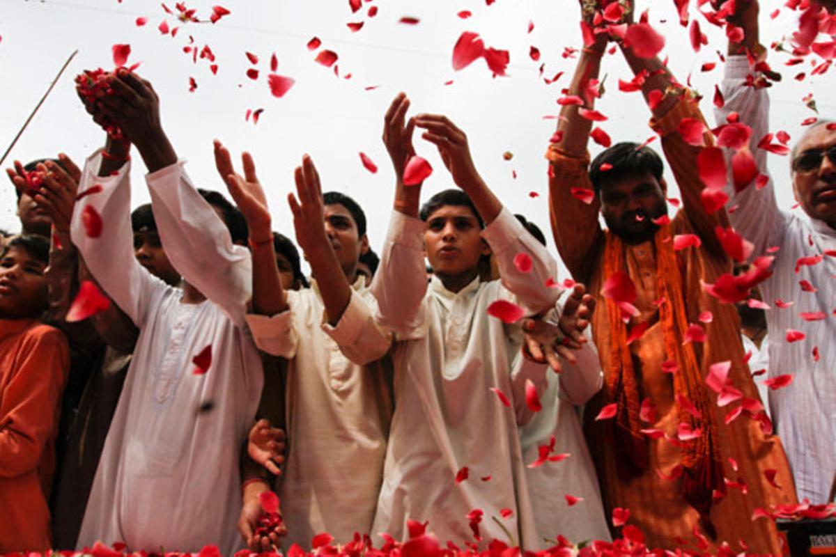 Familiars de víctimes dels atemptats de 2008 a Ahmadabad, llancen pètals a l’aire com a senyal de respecte a Ahmadabad, Pakistan.