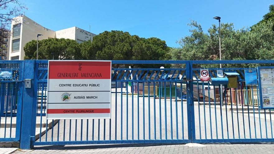 Madres indignadas por el deterioro del CEIP Ausiàs March de Benidorm: “Hasta que no veamos aquí la maquinaria, no nos creemos nada”
