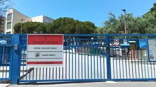 Madres indignadas por el deterioro del CEIP Ausiàs March de Benidorm: “Hasta que no veamos aquí la maquinaria, no nos creemos nada”