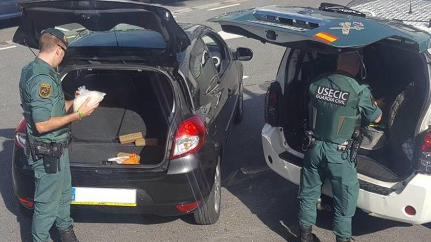 La Guardia Civil inspecciona la droga del interior del vehículo. // FdV