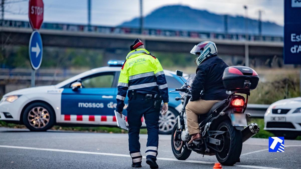 Un control dels Mossos d'Esquadra de Trànsit amb un motorista.