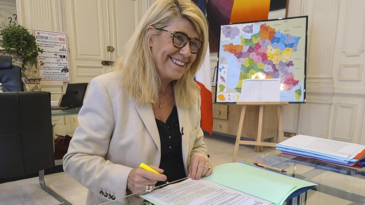 La ministra francesa de Entidades Territoriales y de la Ruralidad, Dominique Faure, en su despacho de París.
