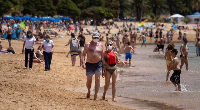 Caravanistas instalados en la zona de aparcamiento de la playa de Las Teresitas