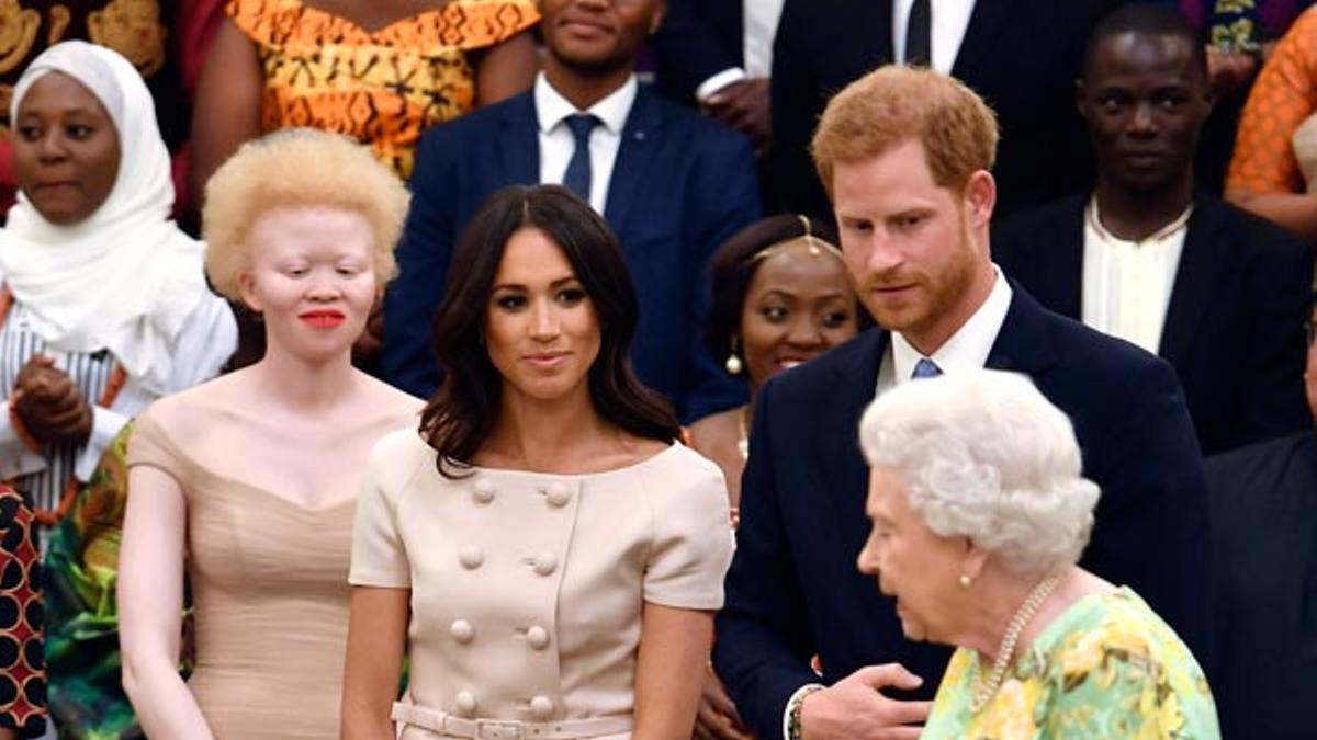 Meghan Markle con un conjunto rosa de Prada junto al príncipe Harry y la reina Isabel II