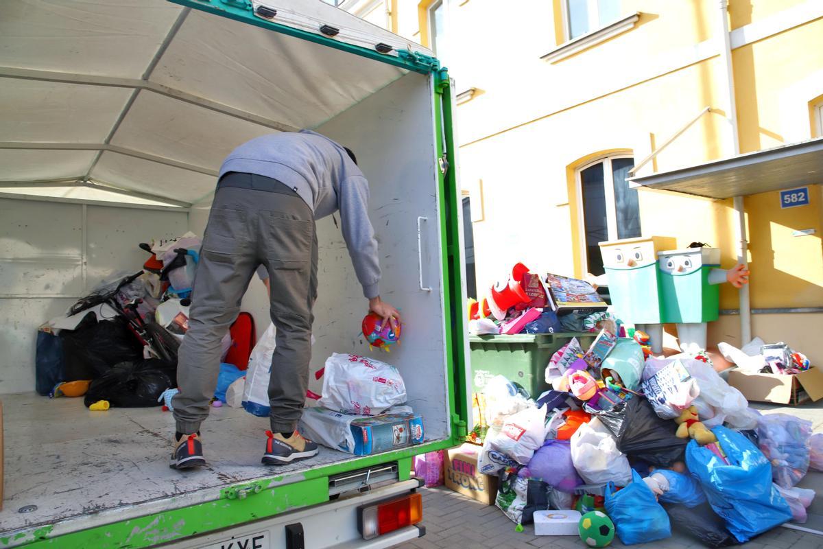 Voluntarios cargan juguetes en la recogida de Navidad de Sadeco en 2021.