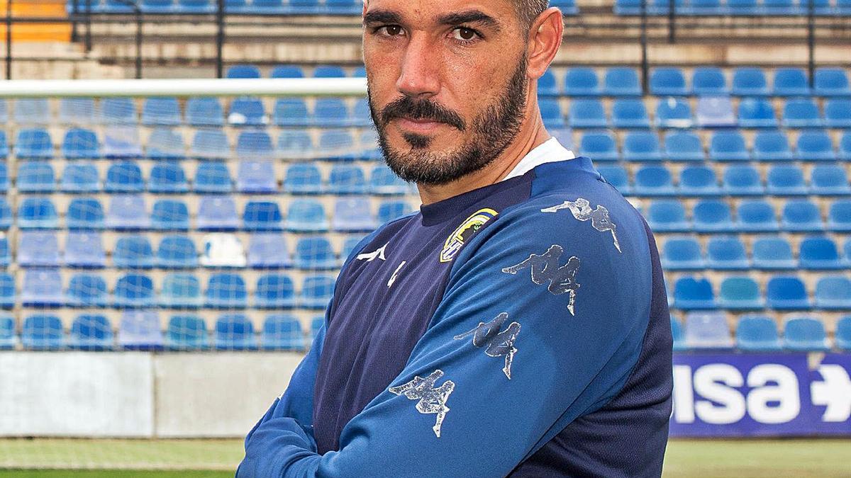 El central de Hércules Moisés García posa días atrás en el estadio José Rico Pérez. | ALEX DOMÍNGUEZ