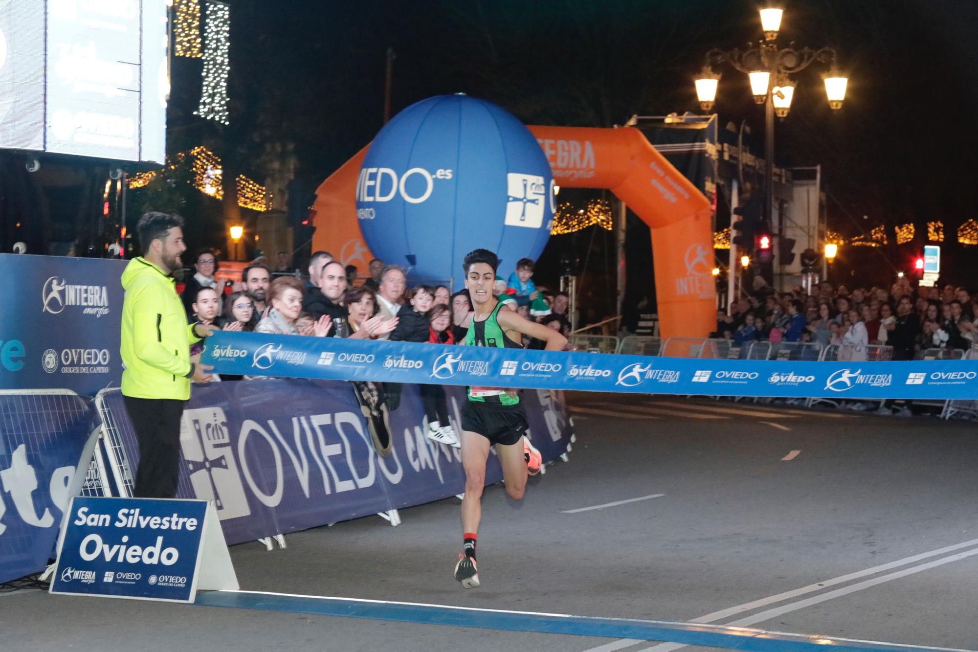 En imágenes: Jaime Bueno (Univerisad de Oviedo) y Mariam Benkert triunfan en la San Silvestre de Oviedo