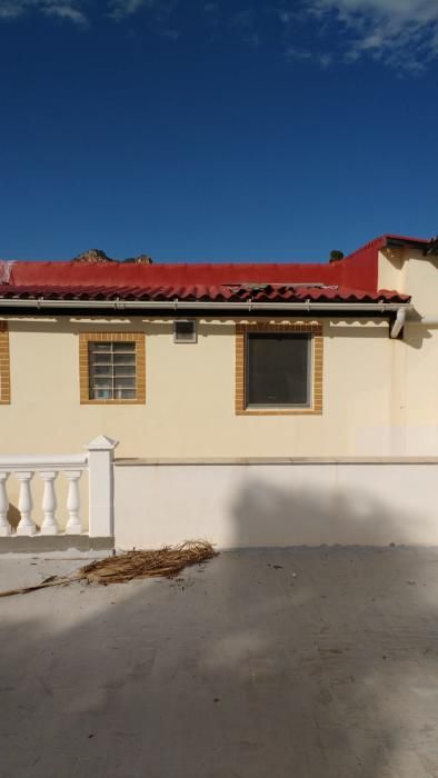 Auch in Cala Millor wütete der Sturm. MZ-Leser Bernd Paetzold schickte uns diese Fotos von seinem Haus, das teilweise abgedeckt wurde.